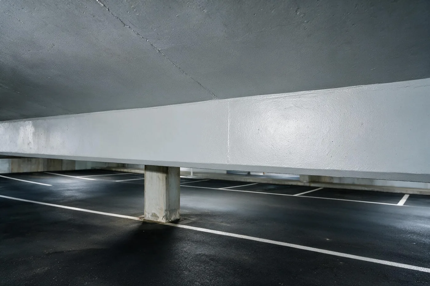 A mesma laje depois: teto seco, limpo e pintado, piso sem poças